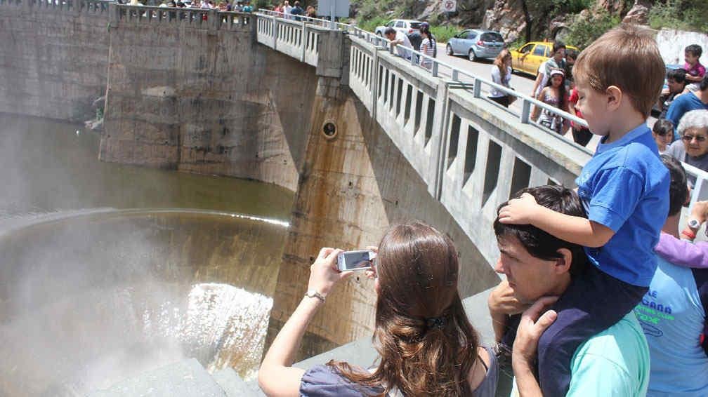 TURISTAS. No se quisieron perder la postal (La Voz).