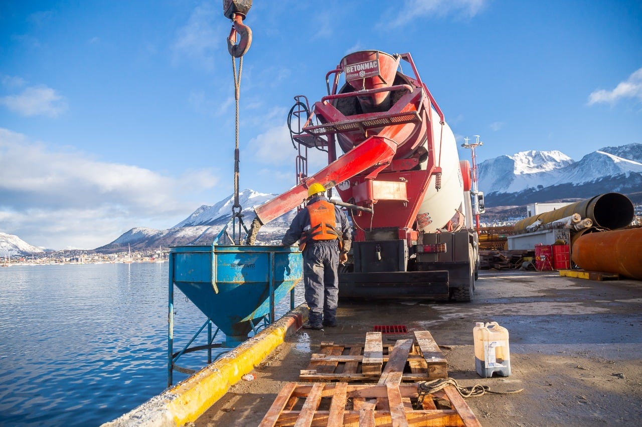 Gran avance en la ampliación del muelle comercial del Puerto de Ushuaia