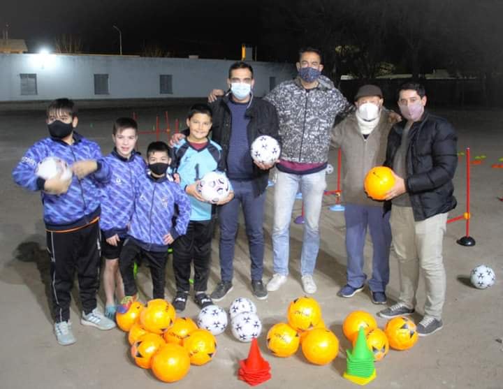 Junto al Intendente, el cura fundador de Juventud Católica y el presidente del club. Y el arquero es Leslie, hijo de Hernán Boyero.