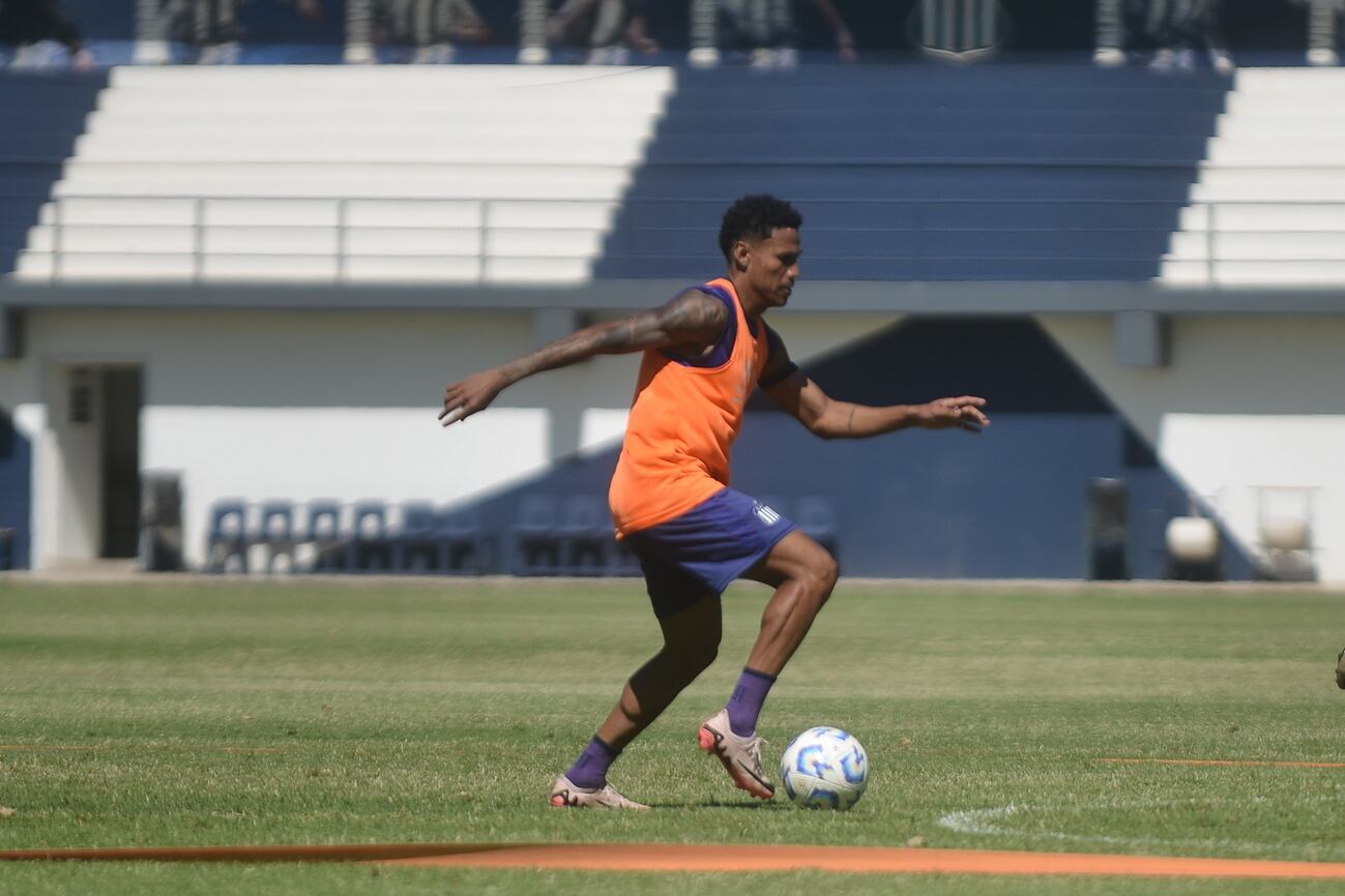 Entrenamiento de Talleres en el Centro de Alto Rendimiento. A una semana del debut en la Liga Profesional, el plantel trabaja de cara a la visita a San Lorenzo. Entrenaron los refuerzos Rick y Mosqueira. (César Heredia / La Voz)