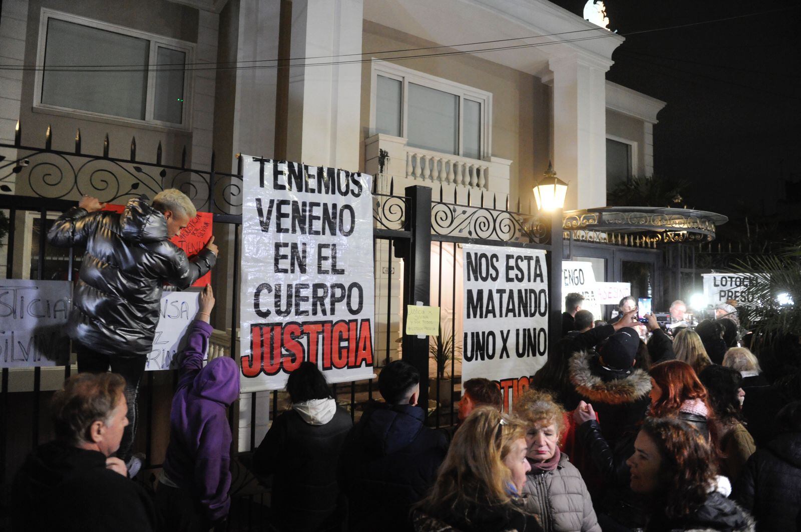 La marcha frente a la casa de Aníbal Lotocki.