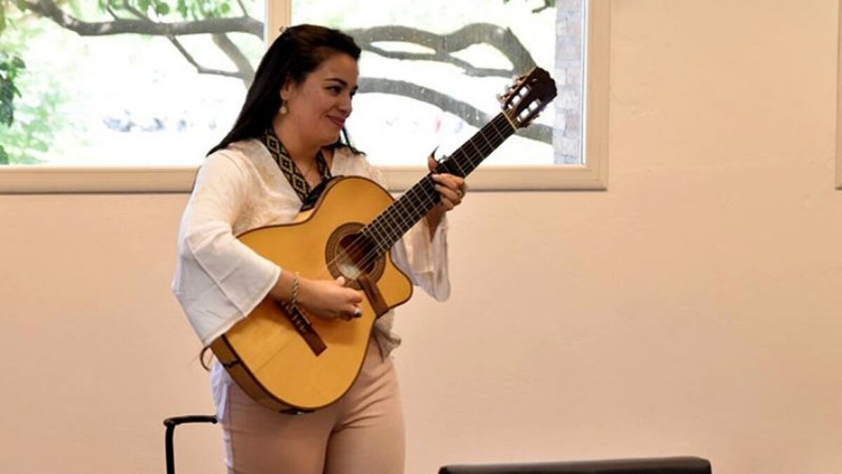 Villa María: payando con su guitarra, aprobó con 10 y se recibió de licenciada en Lengua y Literatura