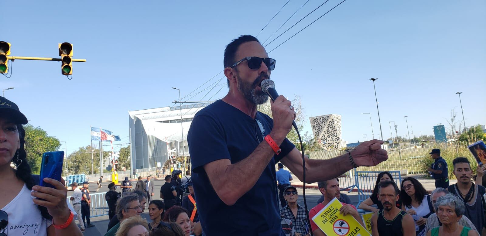 El padre de Alexa, Gustavo Álvarez, encabezó la protesta.