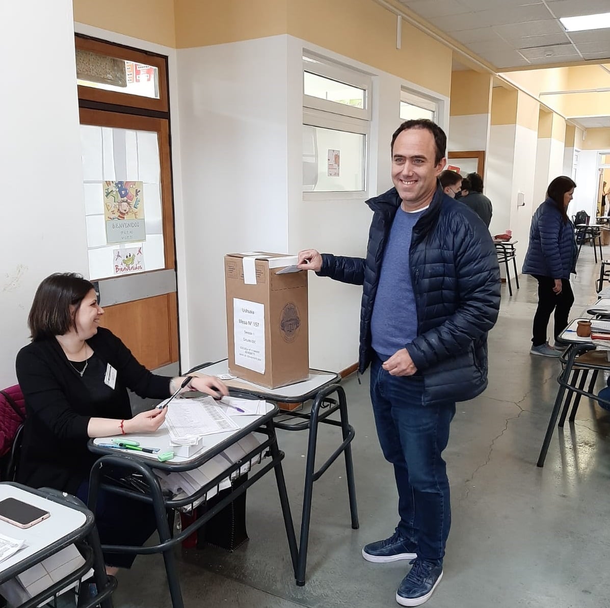 Ramiro Requejado representante de "Juntos por el Cambio - TDF" emitiendo su voto.