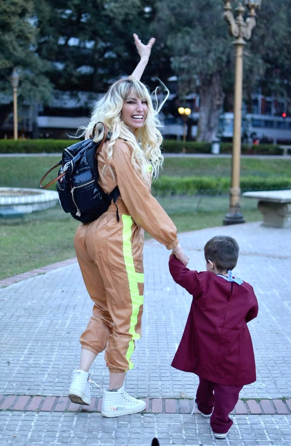 Vicky Xipolitakis acompañando a su hijo, Salvador Uriel a su primer día de jardín.