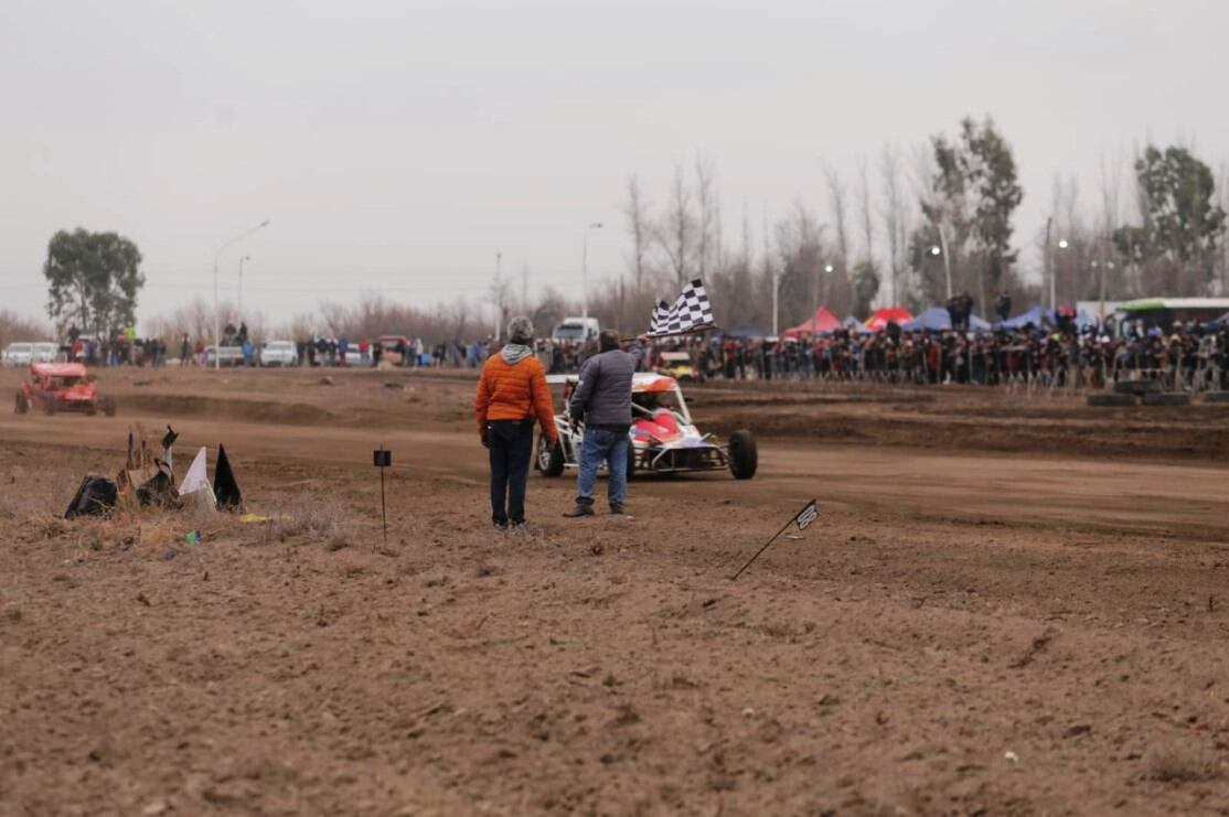 Alrededor de 100 pilotos participaron de una nueva fecha de las categorías tradicionales en el autódromo de General Alvear.