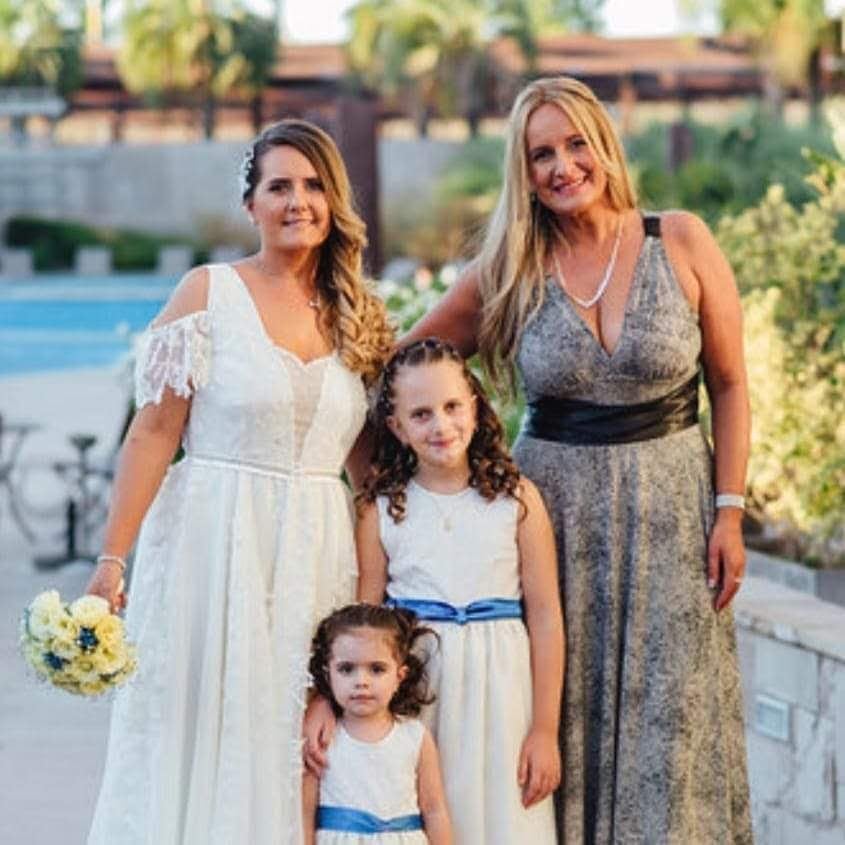 Graciela hoy tiene dos hijas. Su hija mayor está casada y tiene dos hijas.