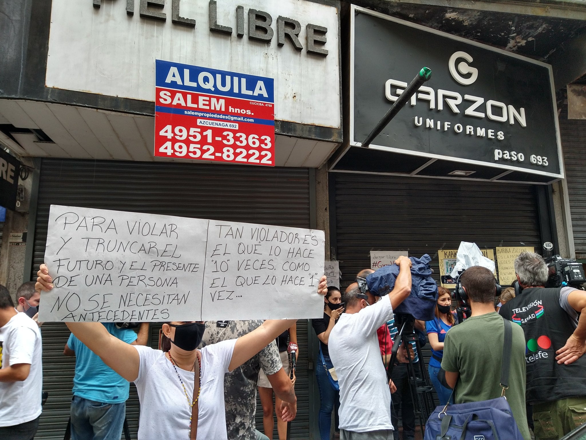 Manifestación en Balvanera en pedido de justicia por la violación de una adolescente venezolana.