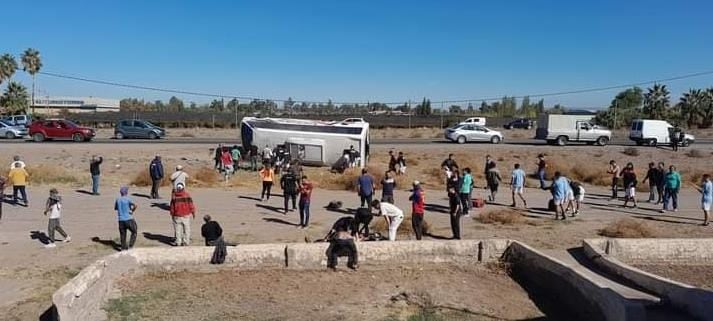 Un colectivo volcó a la altura del ex boliche Nonquén. Foto gentileza.