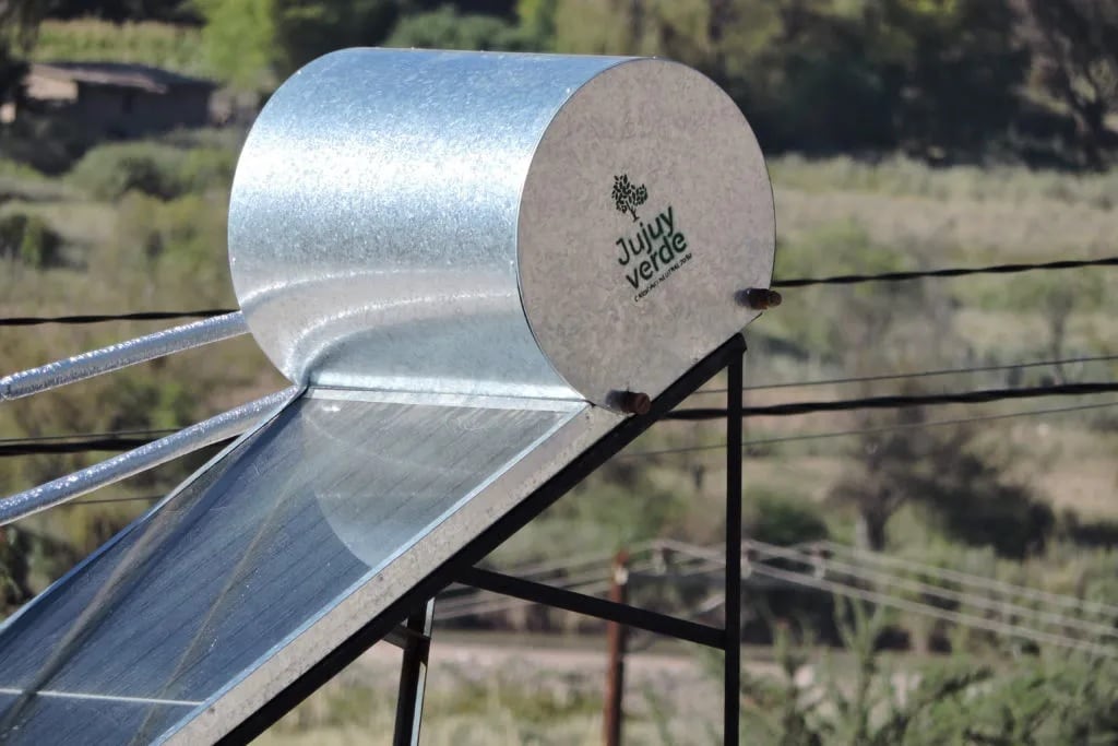 Con el uso de termotanque solar en una vivienda se puede calentar agua para el uso doméstico con la energía del sol, lo cual impacta directamente a favor del medioambiente y contribuye en la reducción del presupuesto familiar.