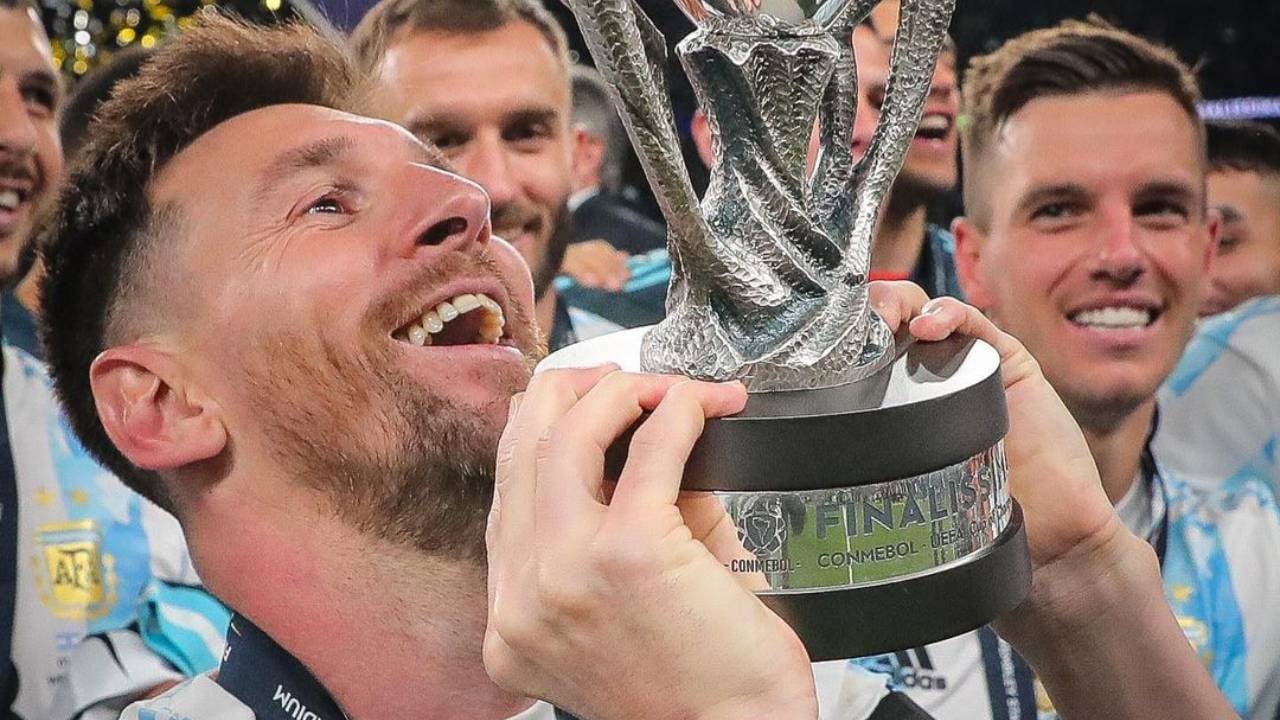 Lionel Messi levantando la copa tras la consagración ante Italia