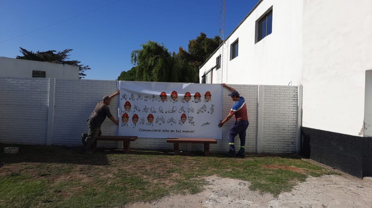 Lengua de Señas Argentina: pintaron un mural inclusivo en la Escuela 502