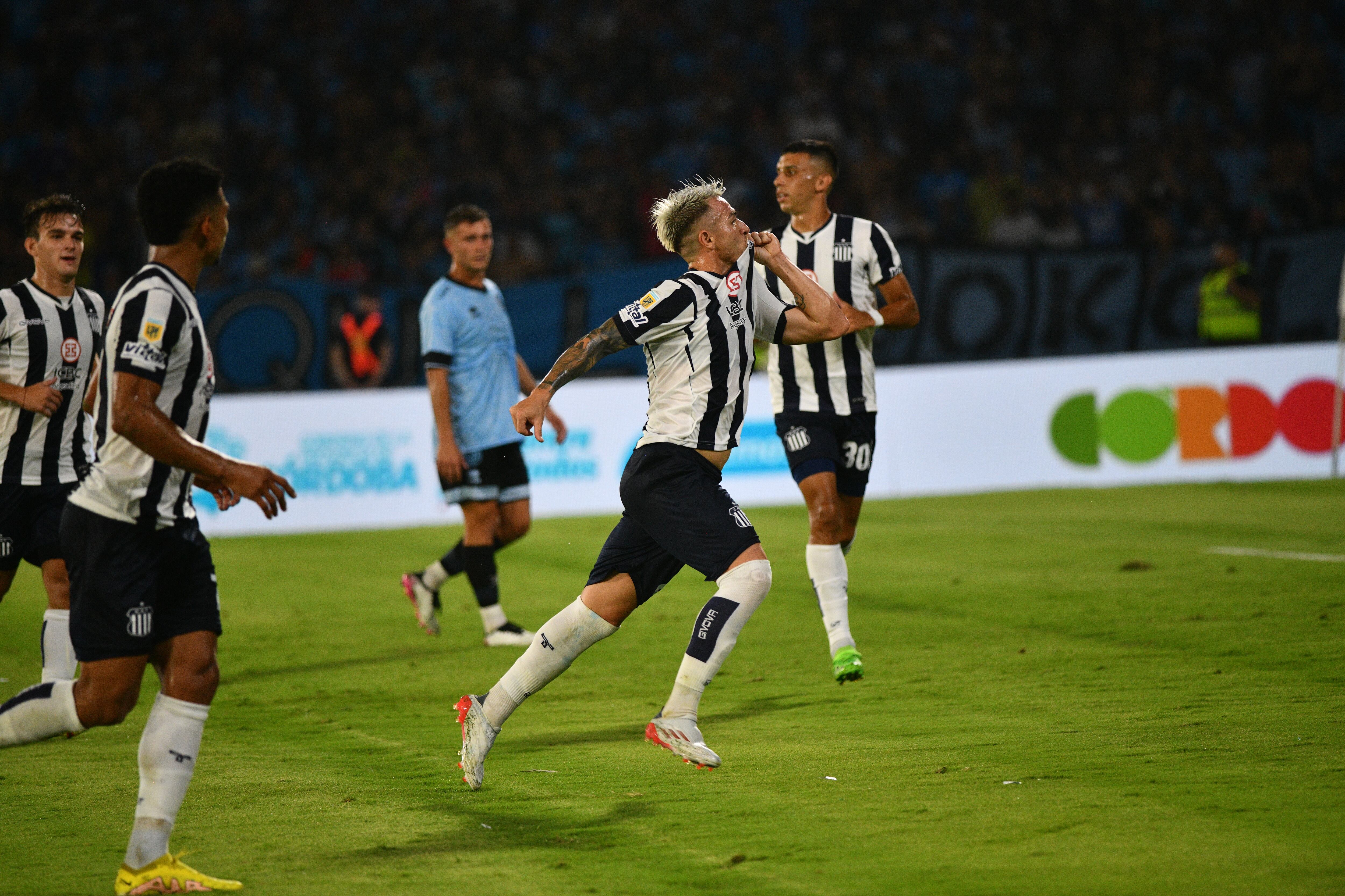 Julio Buffarini marcó el 3-0 de penal para Talleres y Belgrano. (Pedro Castillo)