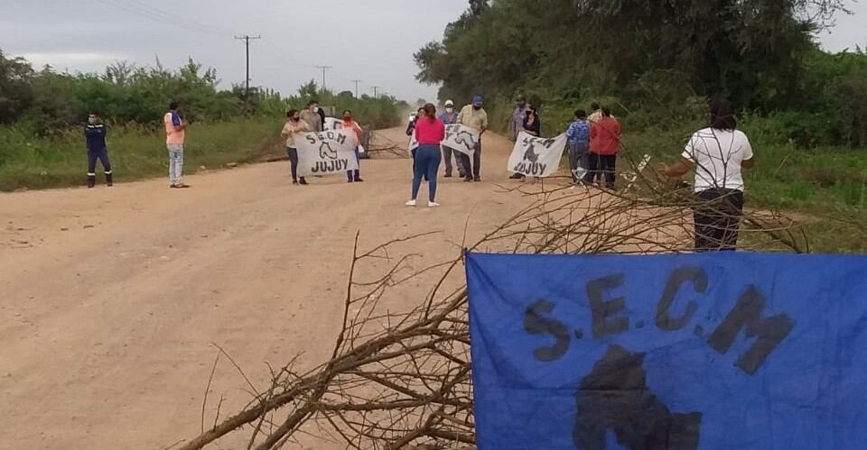 La jornada de reclamo del SEOM se llevó a cabo con el objetivo de que su reclamo llegue a las localidades que quedaron afuera del cumplimiento del decreto que propició el Ejecutivo provincial. En la imagen, el corte de ruta en Vinalito.