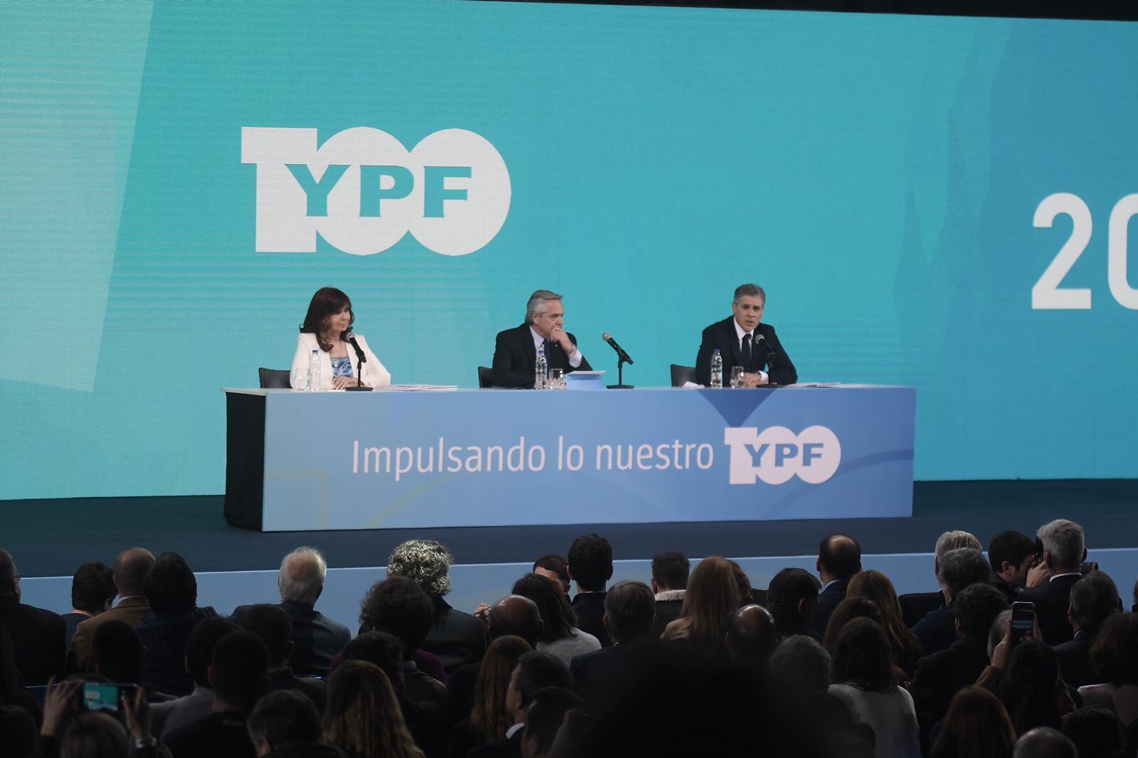 El presidente Alberto Fernández y la vicepresidenta Cristina Kirchner en el acto por los 100 años de YPF junto al presidente de la empresa, Pablo González.