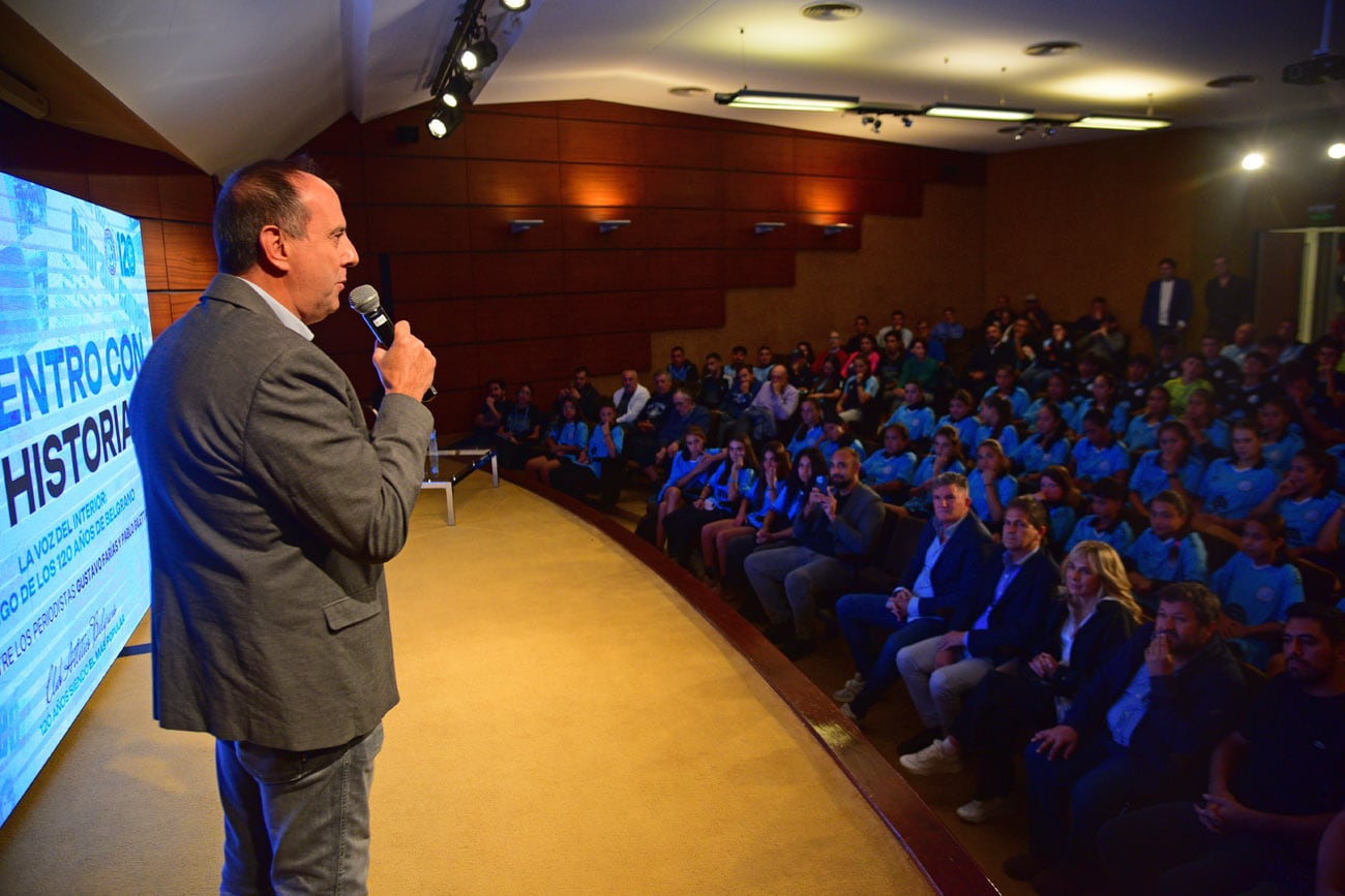 Encuentro con la Historia.  El club Belgrano cumple 120 años y repasó su historia en una charla con los periodistas Gustavo Farías y Pablo Giletta en el auditorio de La Voz. (Nicolás Bravo / La Voz)