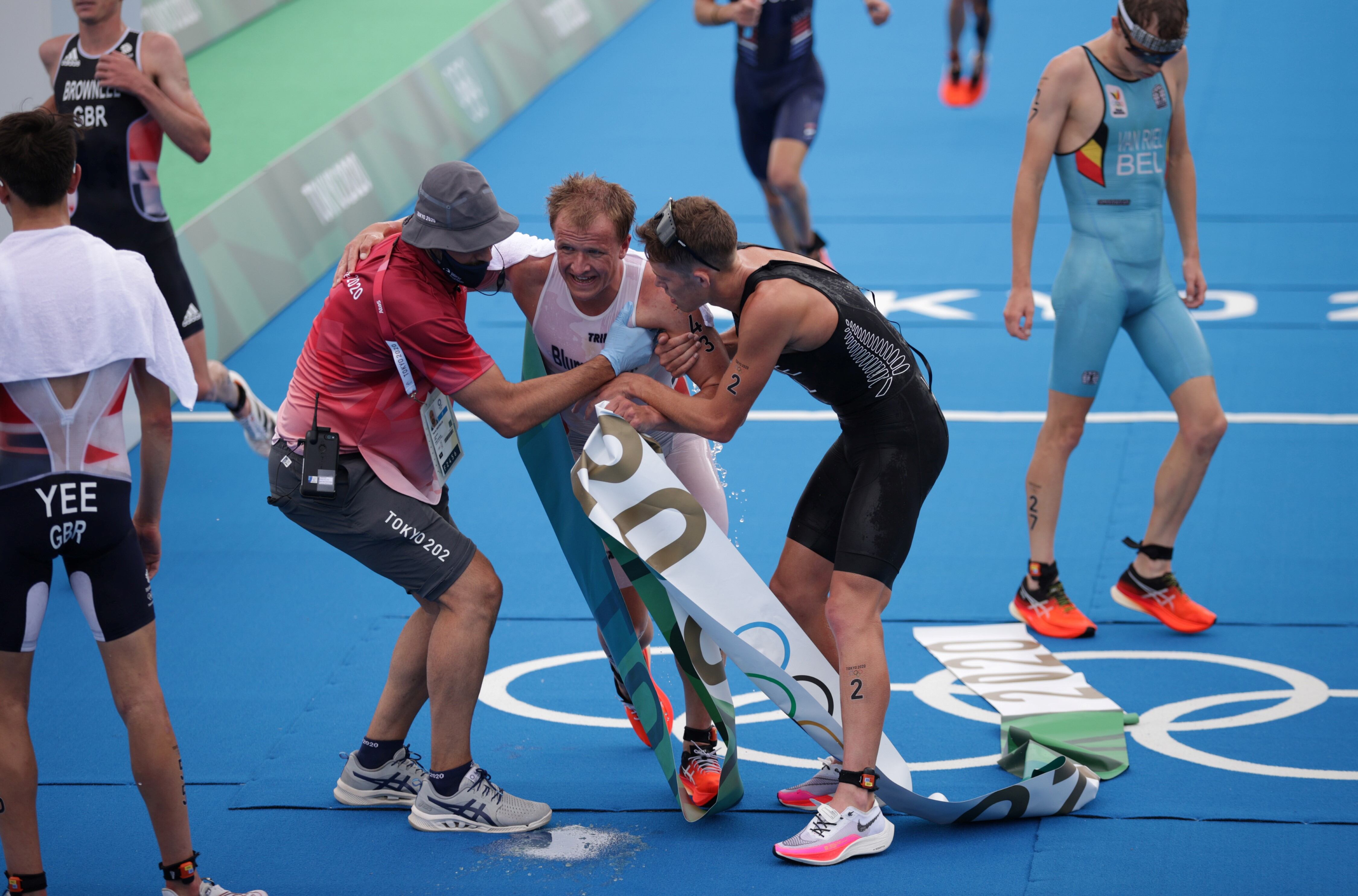 Kristian Blummenfelt se descompuso luego de ganar la medalla de oro en triatlón.