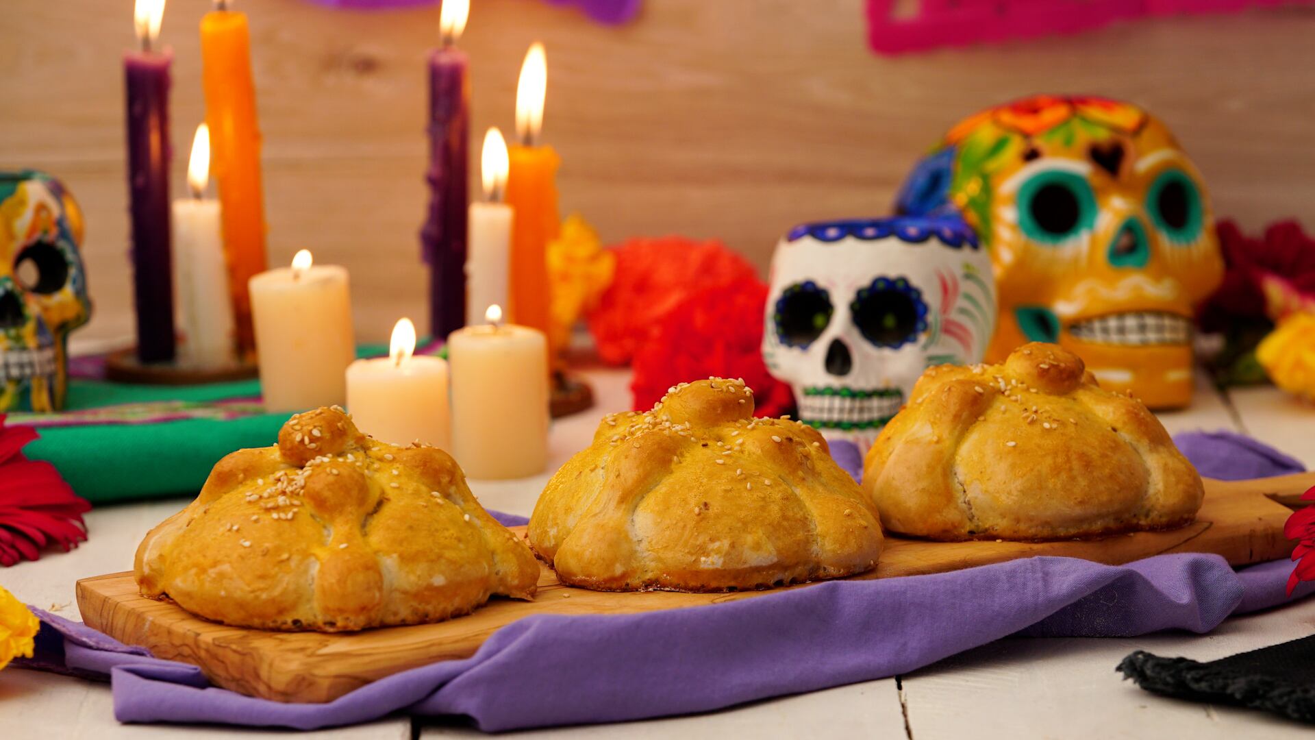 El pan de muertos es una receta fundamental para el día de muertos en México.