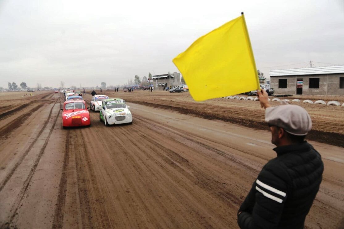 Alrededor de 100 pilotos participaron de una nueva fecha de las categorías tradicionales en el autódromo de General Alvear.