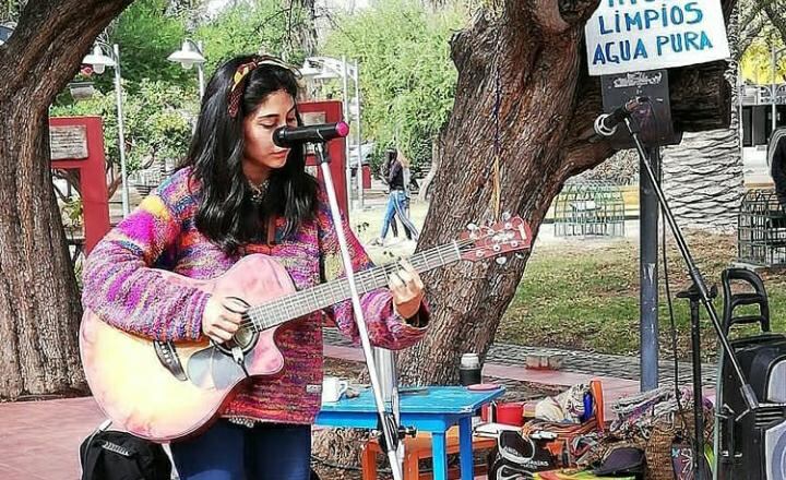 Lihuén Rayén cantando en las calles de Mendoza.