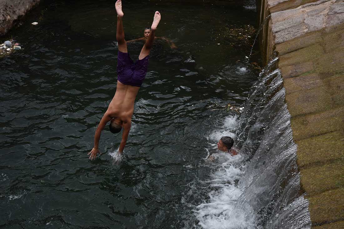 Ola de Calor
Altas temperaturas se registran en la provincia y en todo el pais y llegan al record de calor.
Un grupo de jóvenes se refresca en el canal Cacique Guaymallén frente al estadio de Godoy Cruz Antonio Tomba