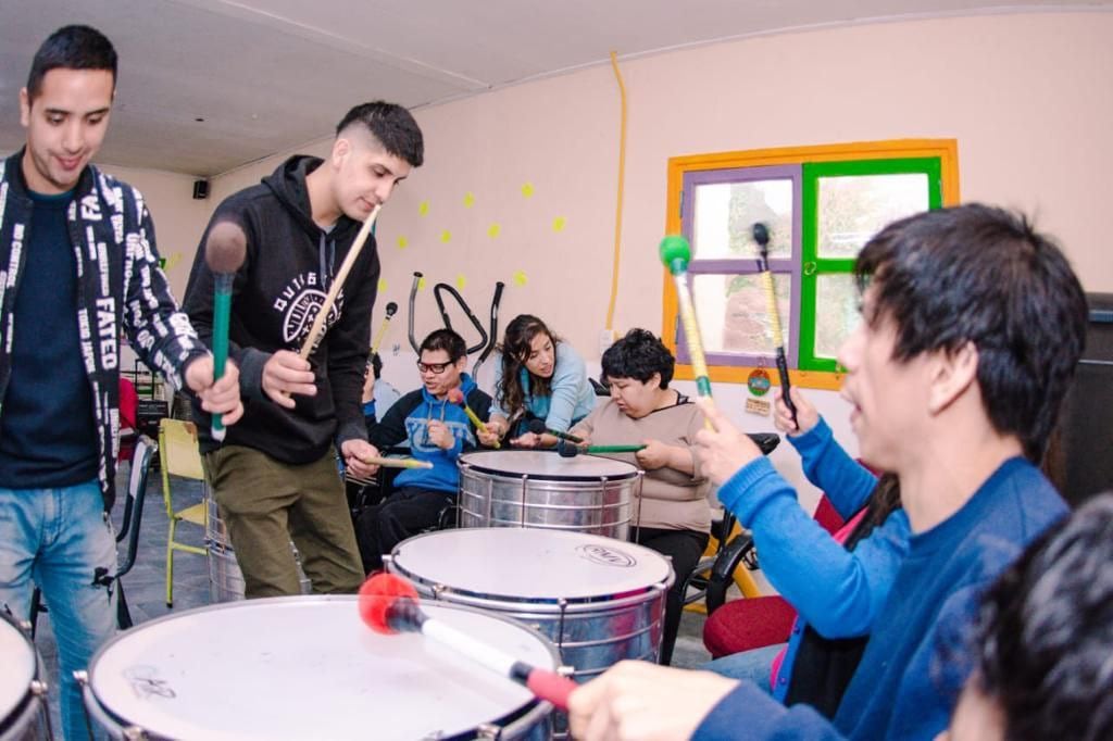 “La Familia del Tambor”, visitó hoy el Centro de Actividades Alternativas para Personas con Discapacidad donde realizó un taller lúdico recreativo.