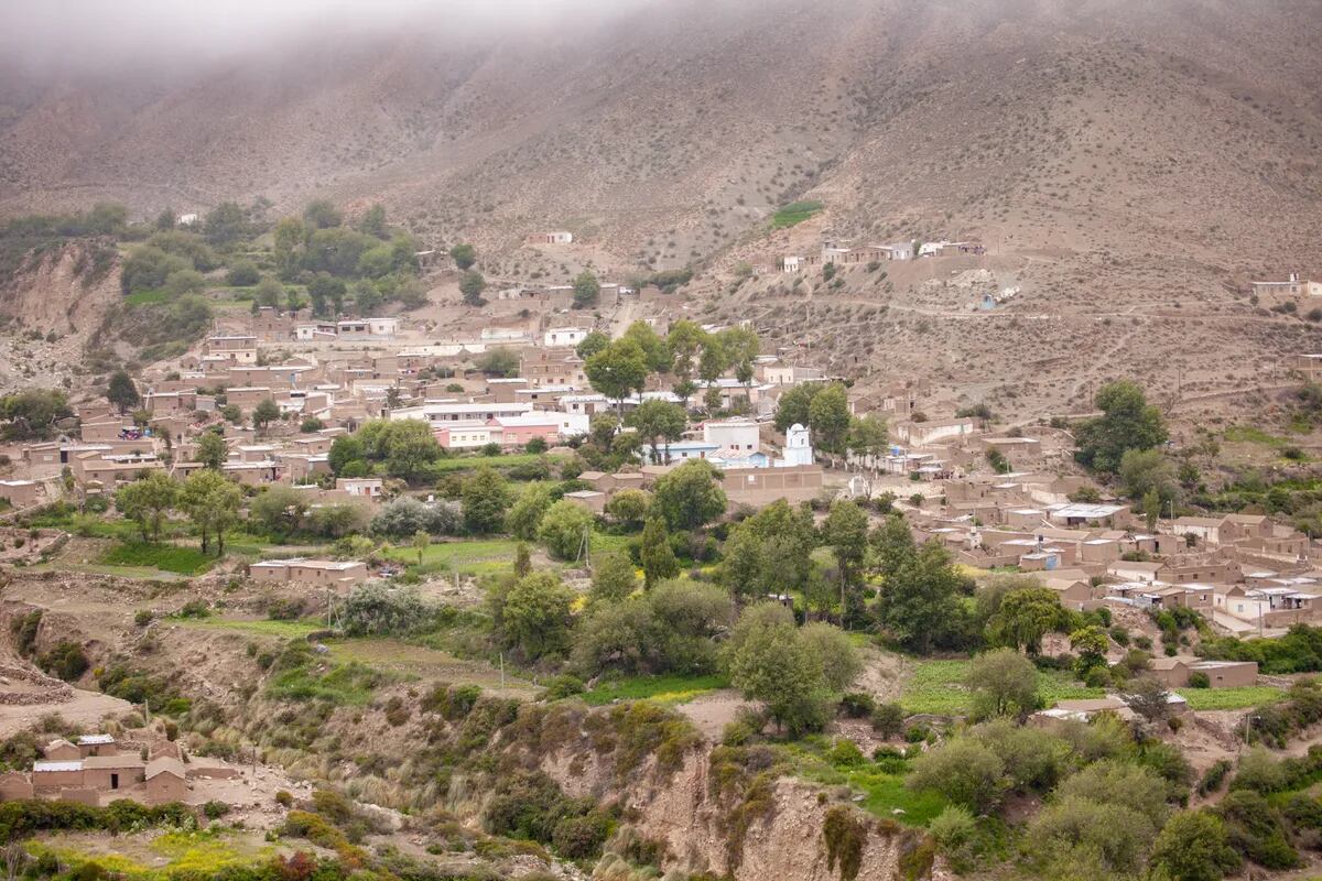 Caspalá se encuentra a 240 kilómetros de San Salvador de Jujuy, a unos 3.100  metros de altitud en un pequeño valle rodeado por cerros de más de 4.000 msnm.