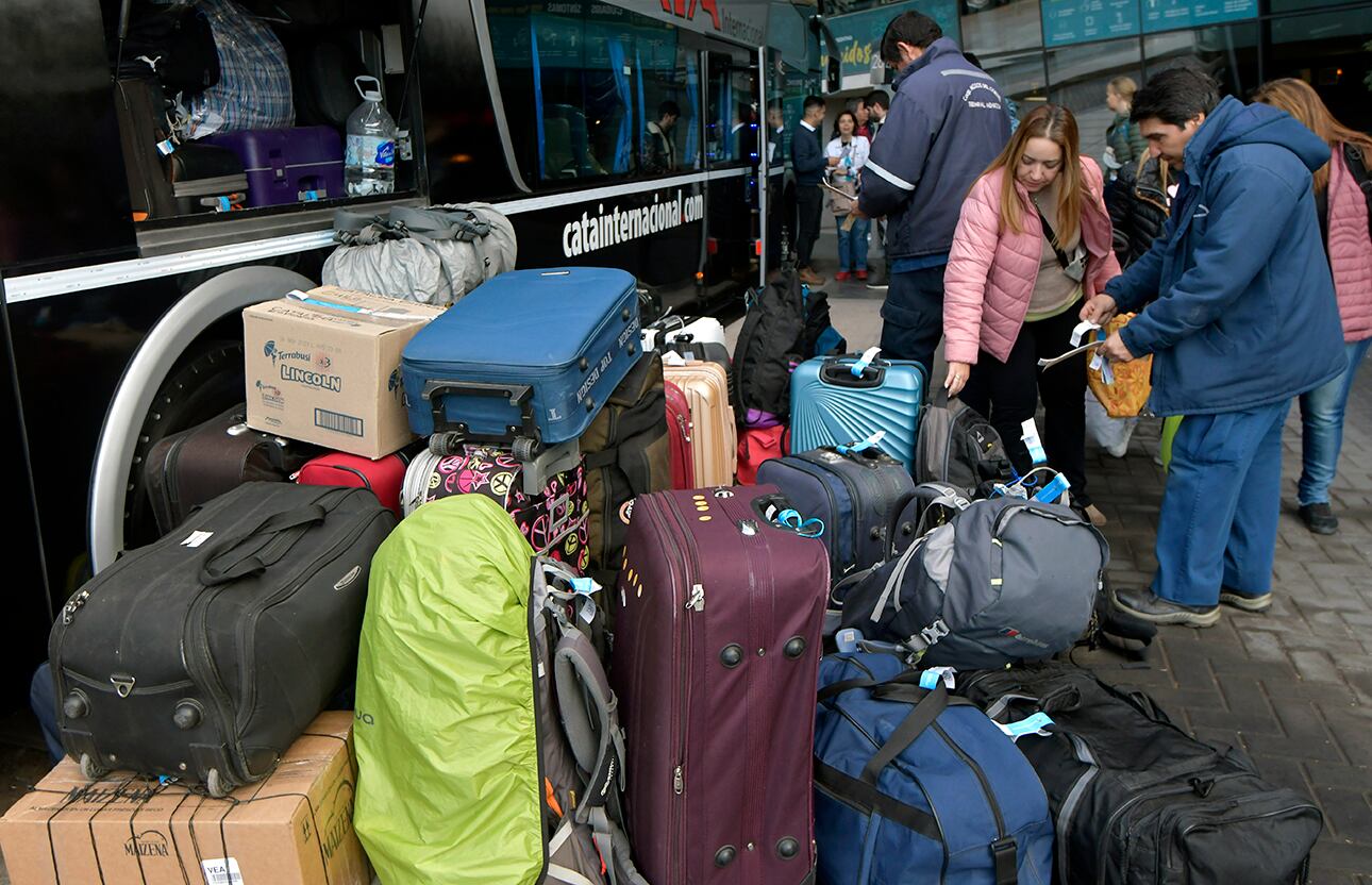 Luego de 5 días inhabilitado, habilitaron el Paso Internacional Cristo Redentor este mediodía. Así, cientos de turistas chilenos que estaban varados en Mendoza comenzarán a cruzar la frontera hacia Chile, esta mañana en la terminal de Micros 
Foto: Orlando Pelichotti