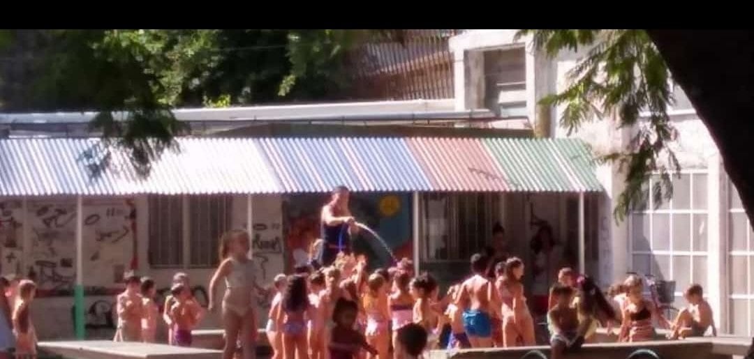 Una escuela de Rosario permitió a los alumnos ir en malla y ojotas para afrontar la ola de calor.