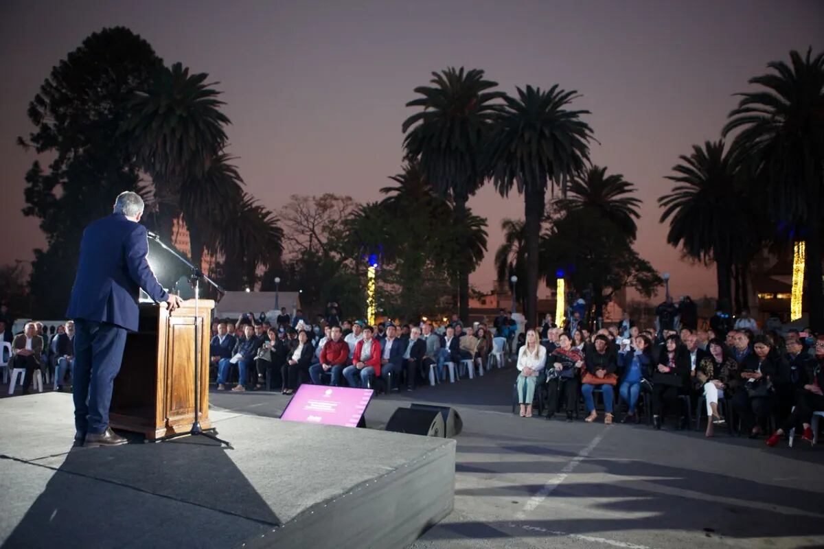 La playa de estacionamiento de la Casa de Gobierno convertida en hemiciclo para la presentación del proyecto de reforma parcial de la Constitución de Jujuy, a cargo del gobernador Morales.