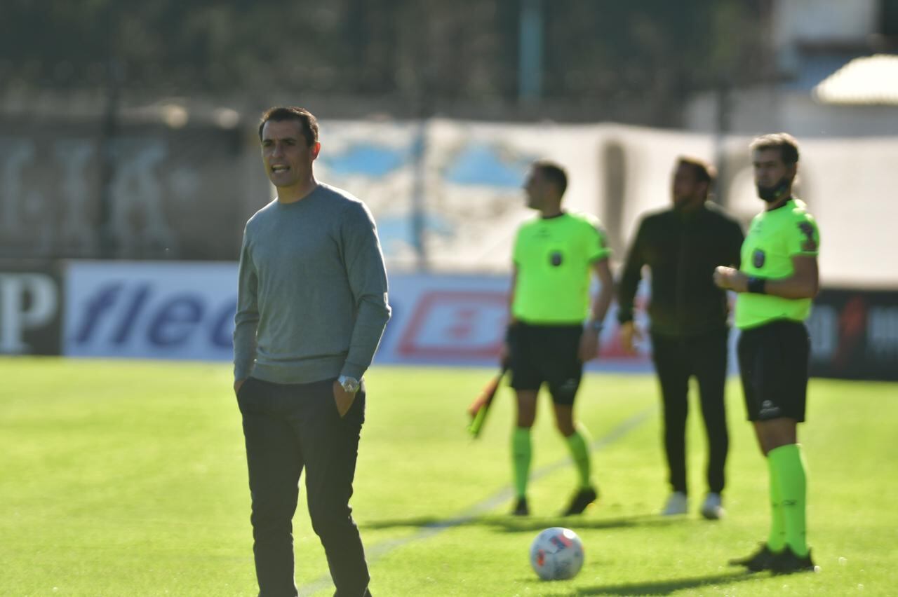 Guillermo Farré en la cancha de Riestra, en su estreno como entrenador de Belgrano. (Federico López Claro / La Voz).