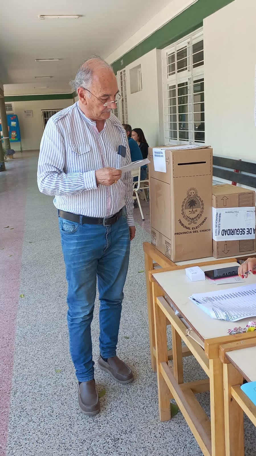 Juan Carlos Bacileff Ivanoff, candidato a gobernador, votando en Chaco.