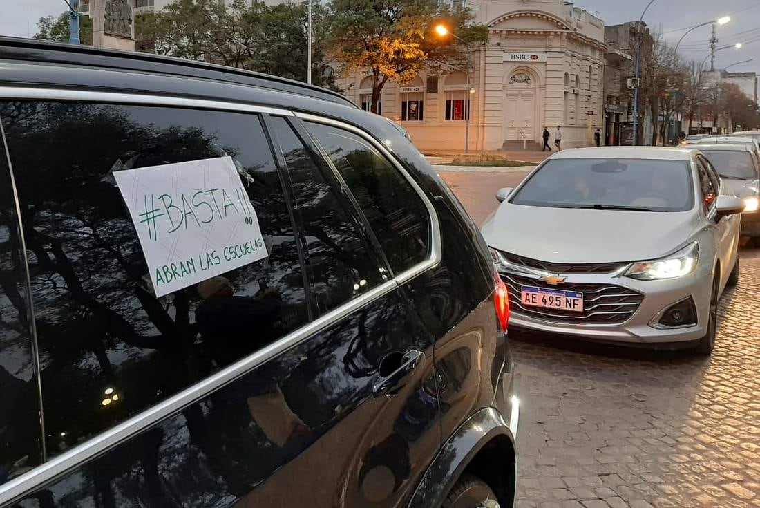 Bocinazo de padres organizados en Rafaela