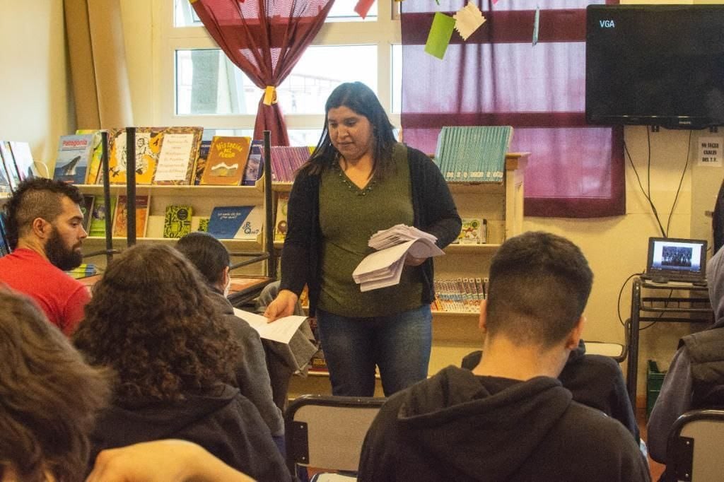 Equipos de la de la Subsecretaría de Gestión, Promoción y Fortalecimiento de Derechos y Organización Comunitaria llevan a cabo el Programa “Pueblos originarios en el aula”.