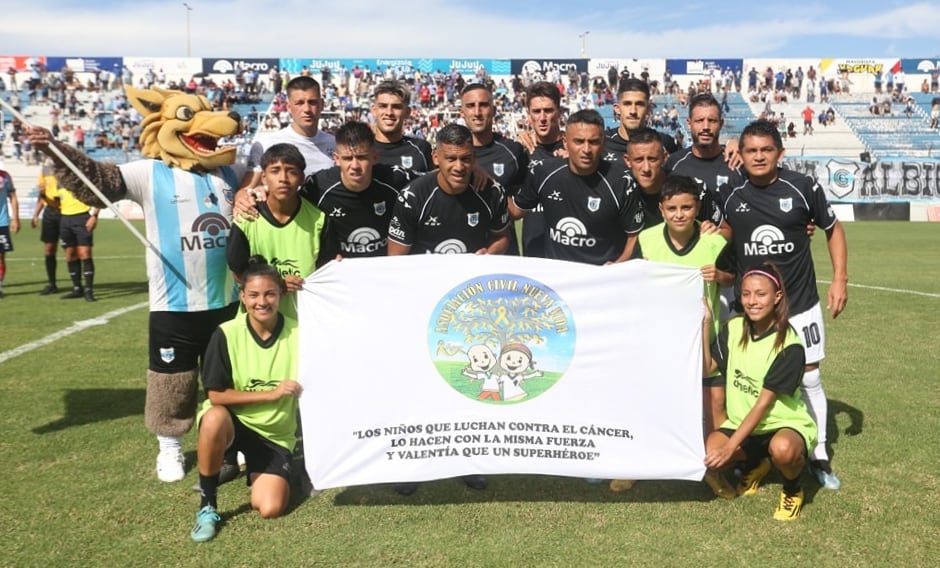 El equipo del "Lobo" jujeño exhibió en su salida al campo de juego una bandera en adhesión al día de la lucha contra el cáncer infantil, que se recuerda cada 15 de febrero.