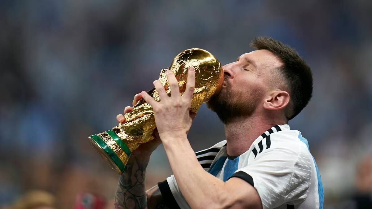 Lionel Messi con la Copa del Mundo.