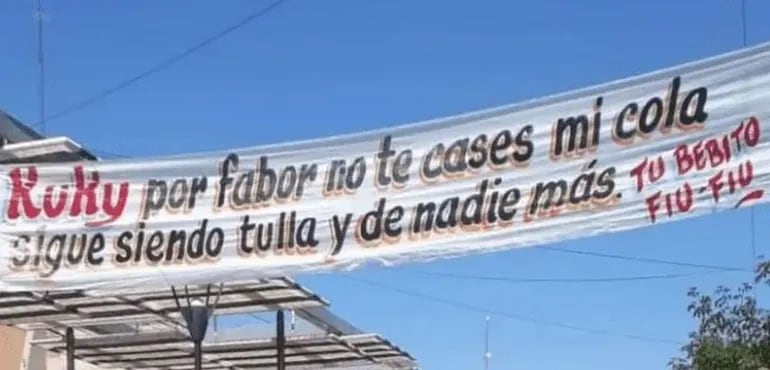 “Por favor no te cases, mi cola sigue siendo tuya”, el original pasacalle de Santiago.