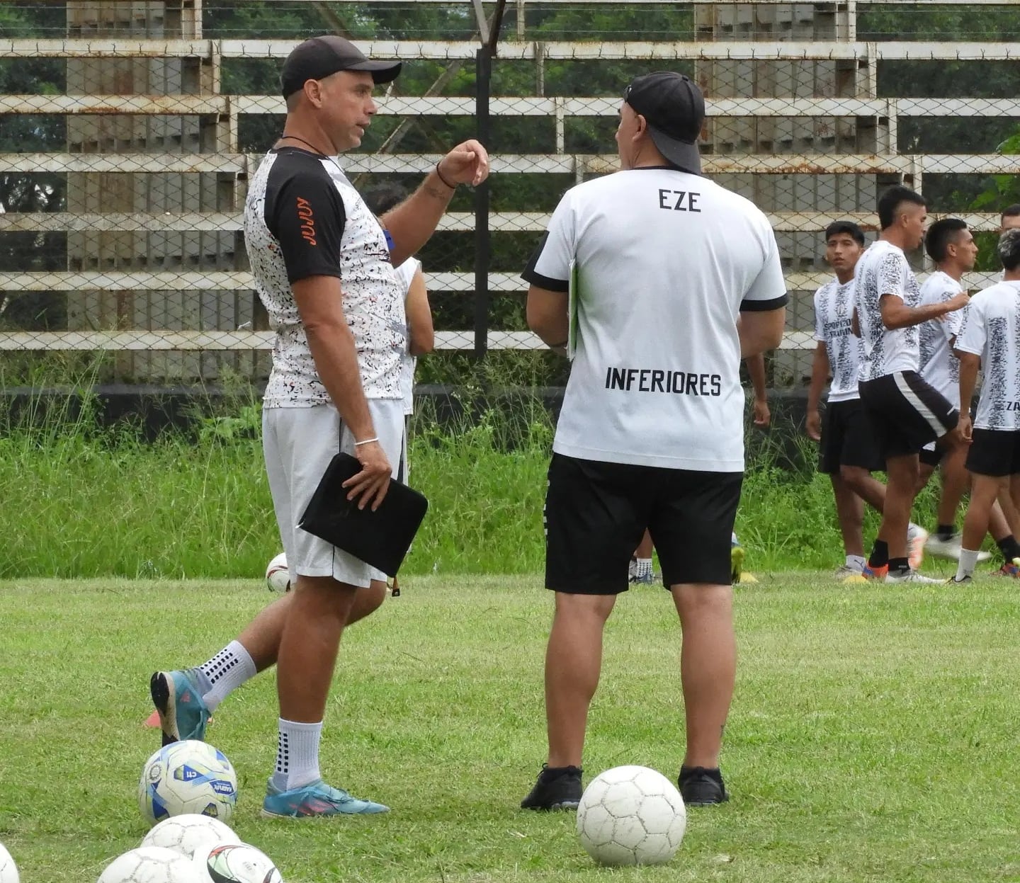 Martín Miguel Martos es el director técnico de Altos Hornos Zapla, el club palpaleño que busca ascender de categoría en el fútbol argentino.