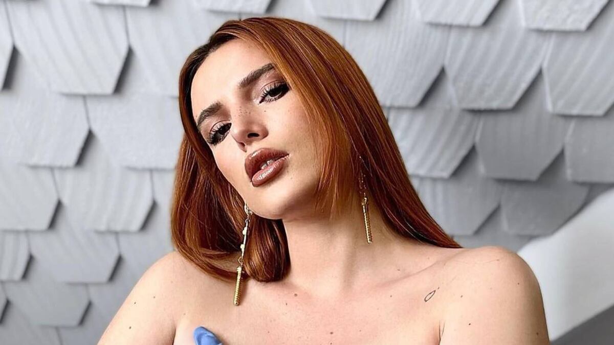 Bella Thorne posó con una escotada musculosa desde la cama y mostró su costado más natural