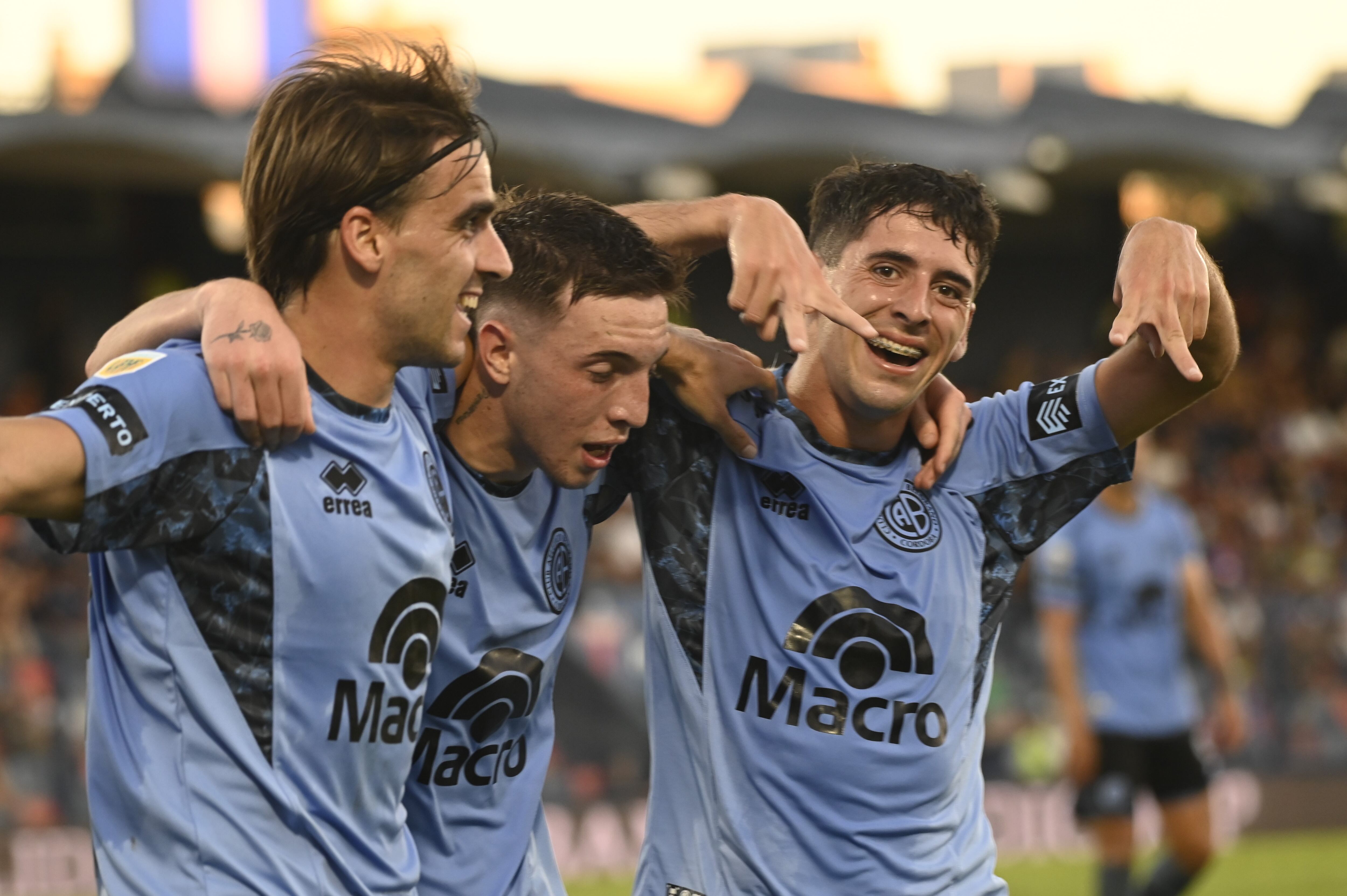 Los jugadores de Belgrano festejan en el partido ante Tigre. (Fotobaires).