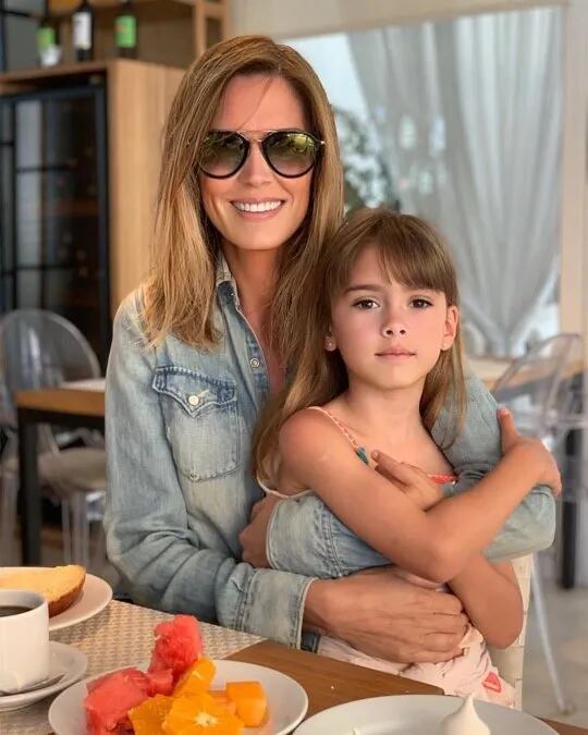 Viviana Canosa posando con su única hija.