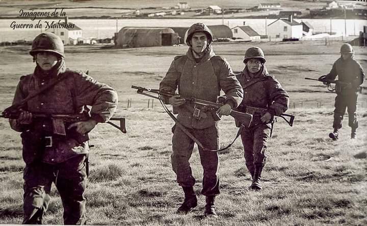 Jorge Quinteros, veterano de guerra, presidente de la Asociación Unidos por Malvinas de Mendoza, y de la Federación Cuyana en Mendoza. (es el tercero con el fusil)