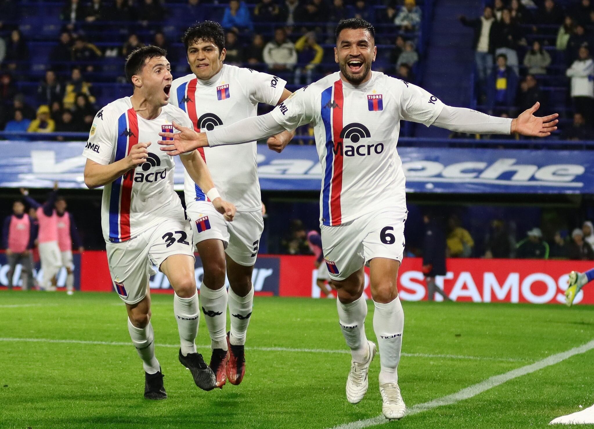 Abel Luciatti festeja su gol ante Boca por la Copa de la Liga.