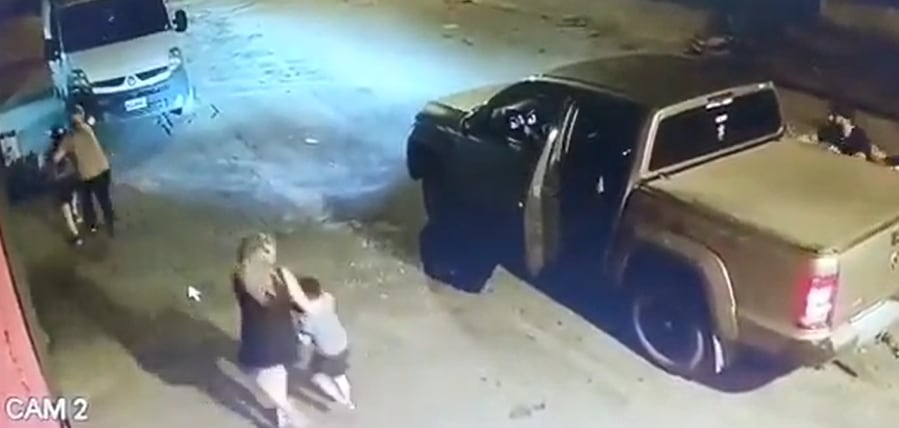 El video captó cómo la mujer pudo rescatar a sus hijos de la camioneta robada antes de que se la llevaran los delincuentes. Captura de pantalla.