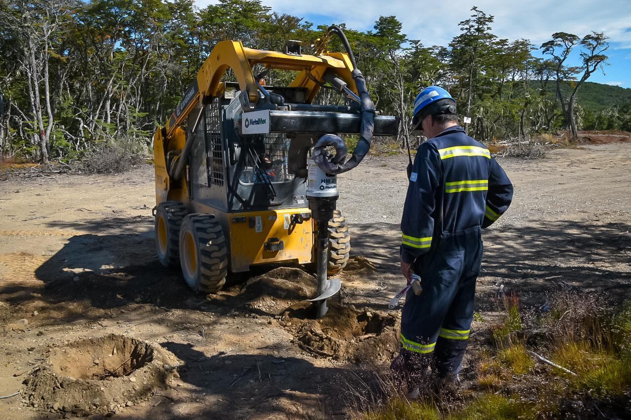 El Municipio de Tolhuin colabora con la Dirección Provincial de Energía en el tendido eléctrico del Bº Campo de Doma.