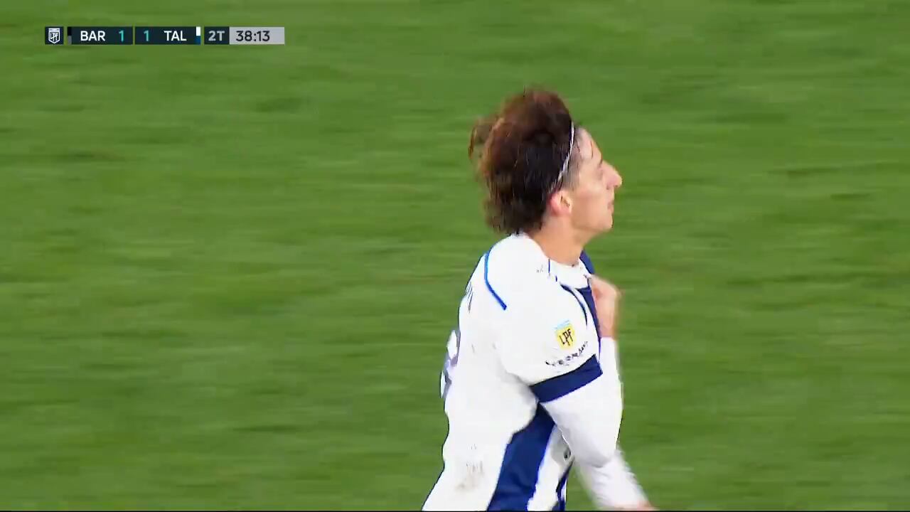 Galarza y su golazo ante Barracas. (Captura).