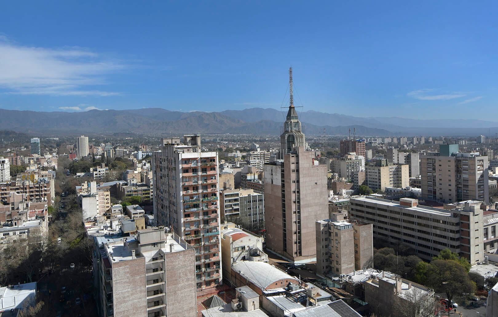 Desde Defensa Civil indicaron que la alerta por Zonda es para toda la provincia y recordaron las principales recomendaciones. Foto: Orlando Pelichotti / Los Andes.