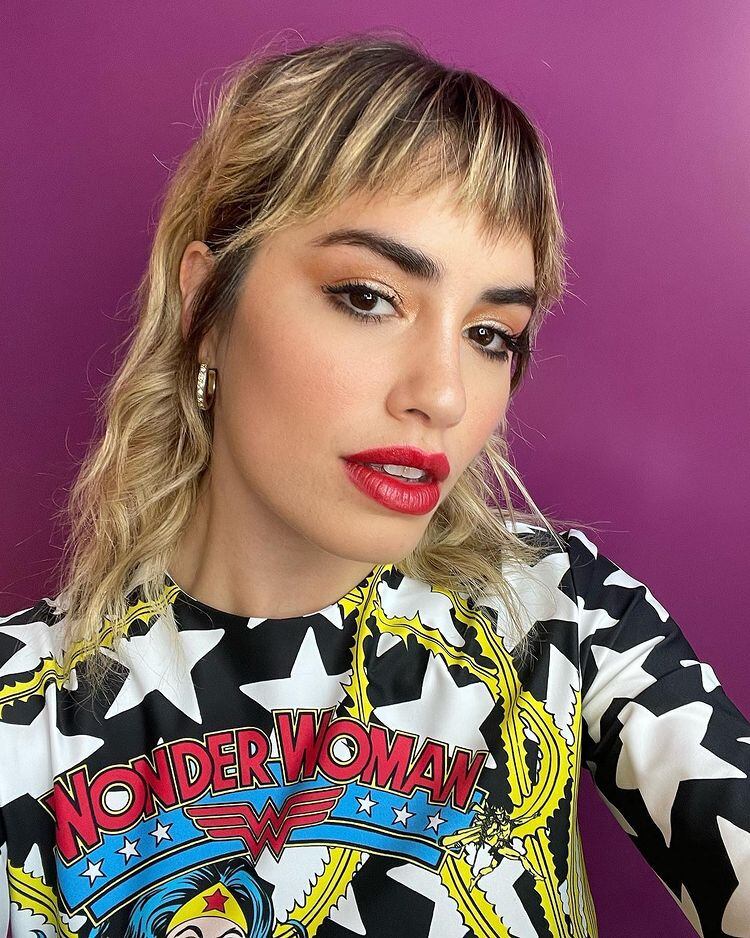 Lali Espósito lució un look estilo pin-up.