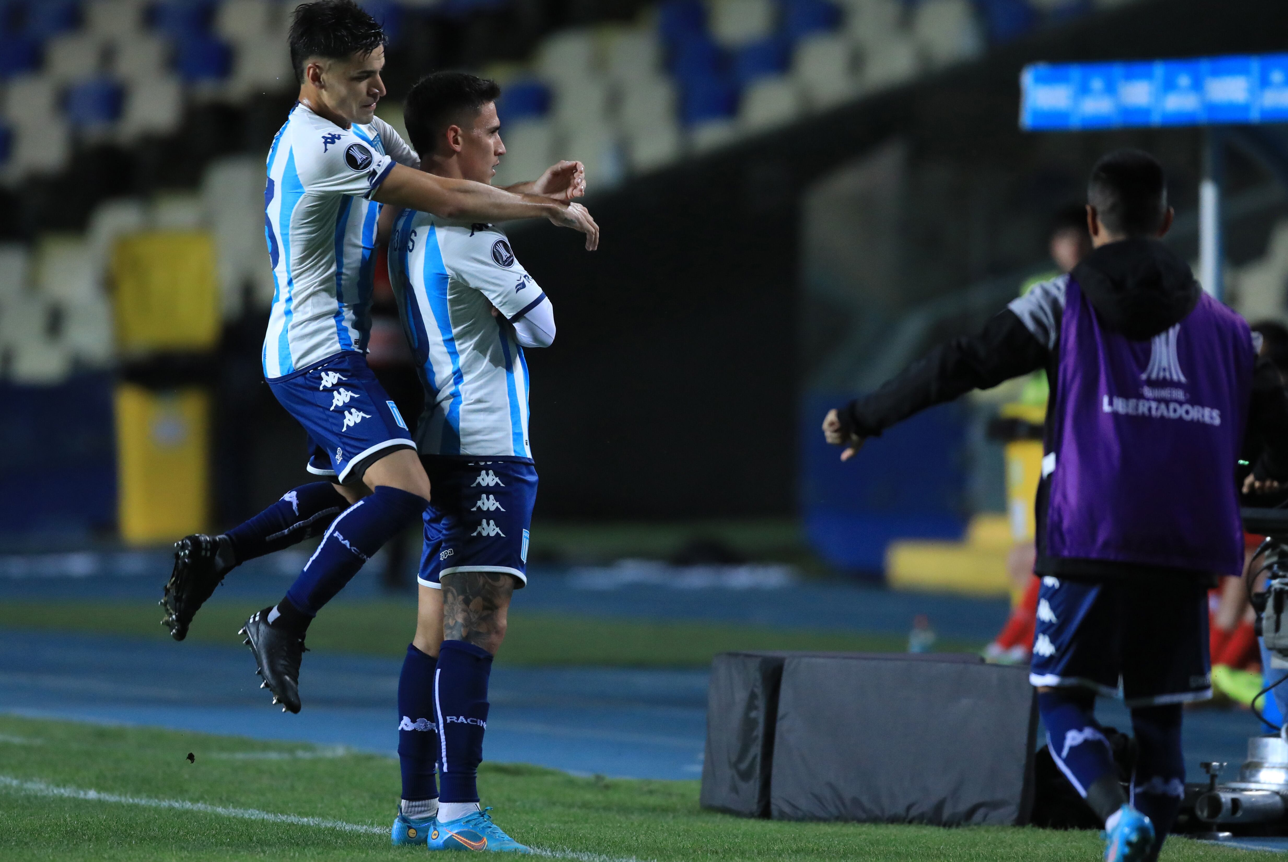 Matías Rojas festeja su golazo desde mitad de cancha. 