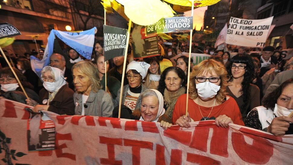 Grandes luchadoras. Sofía Gatica, quien lideró el movimiento en barrio Ituzaingó contra las fumigaciones rurales, junto a Sonia Torres y las Abuelas de Plaza de Mayo, en una marcha en Córdoba (Segio Cejas/Archivo). 